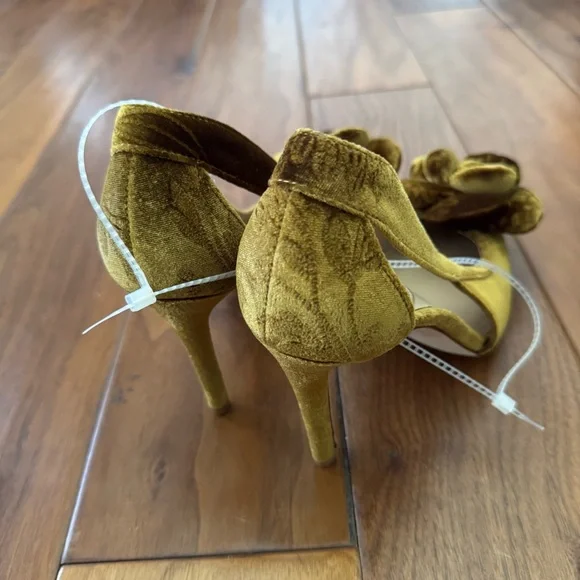 NWT Antonio Melani Ester Velvet Flower Heel Pumps Sz 7,5 - Picture 9 of 10